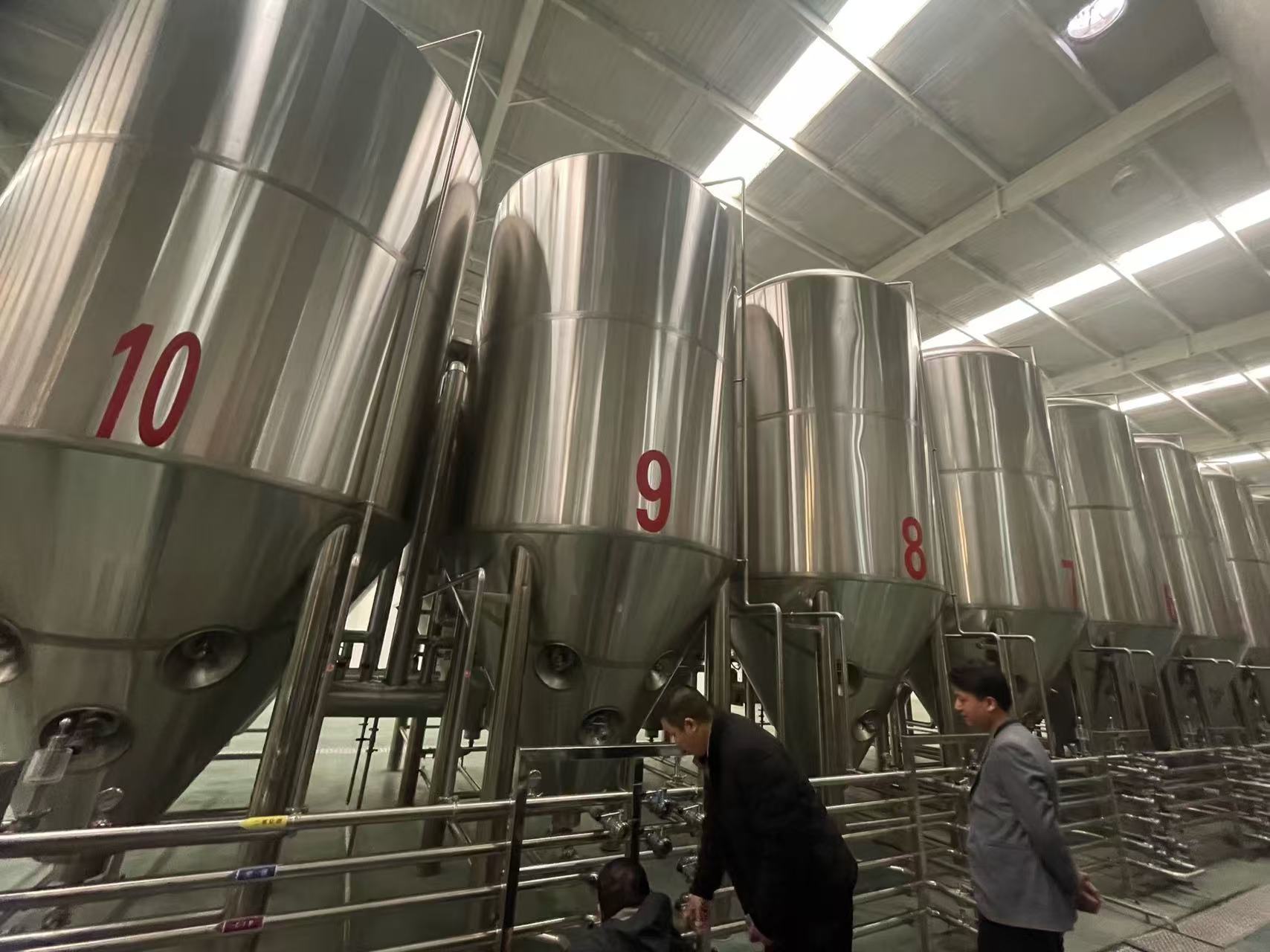 嵩县精酿啤酒设备厂—平面布置、设备设计、制造、调试、培训等一条龙服务